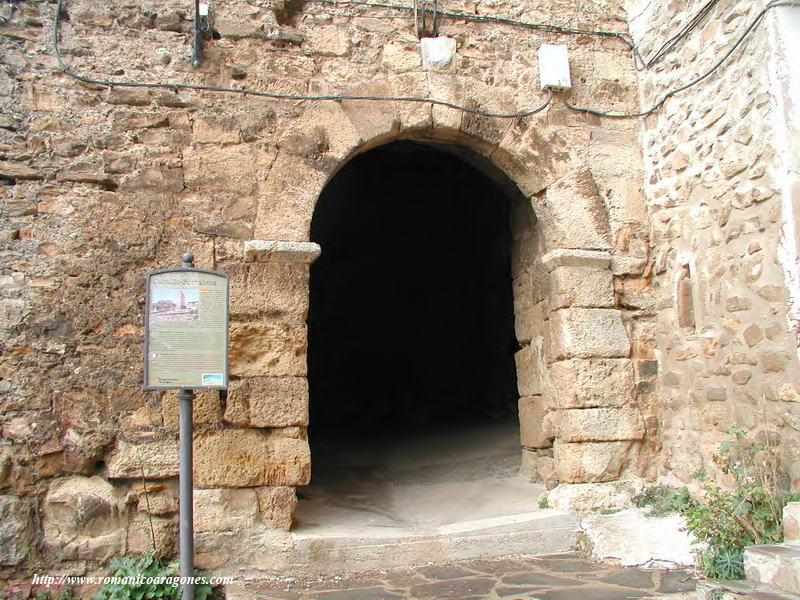 PUERTA DE ACCESO AL RECINTO